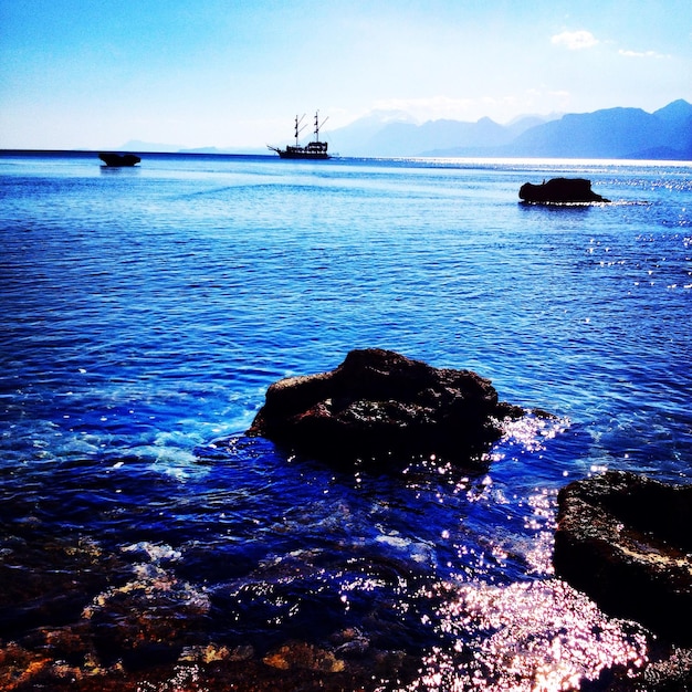 Foto vista de los barcos en el mar