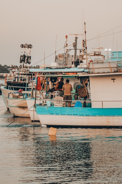 Foto vista de barcos de pesca en el mar contra el cielo