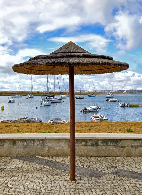 Vista de los barcos de pescadores y el paseo marítimo de la ciudad de Alvor, Portugal