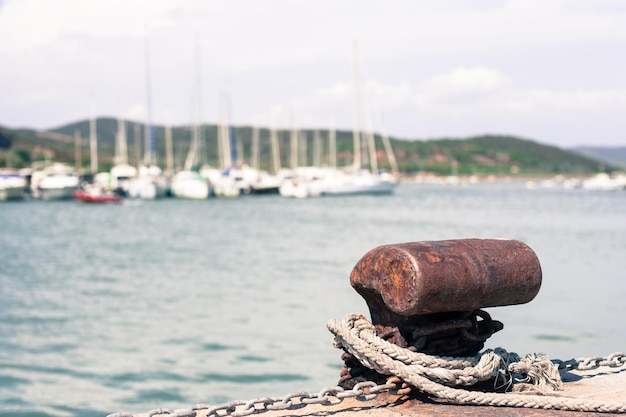 Foto vista de los barcos en el puerto