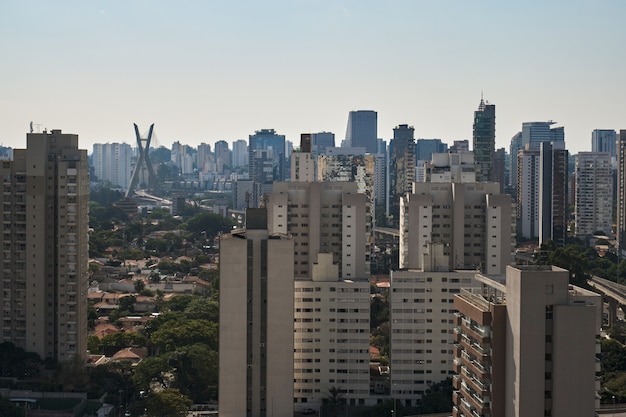 Vista del barrio de Brooklyn en Sao Paulo con el cable