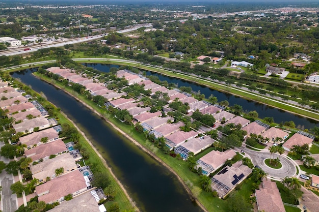 Una vista de un barrio con un canal en primer plano.