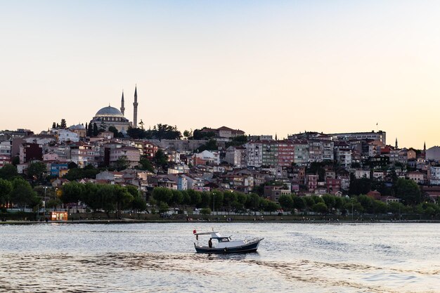 Vista del barrio de Fatih en la ciudad de Estambul por la noche