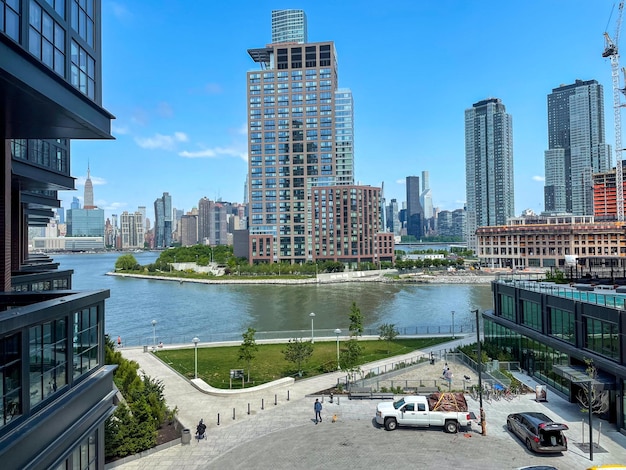 Foto vista del barrio de greenpoint en la ciudad de nueva york edificios residenciales al otro lado del río