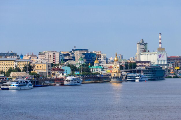 Vista del barrio de Podil y el río Dniéper en Kiev