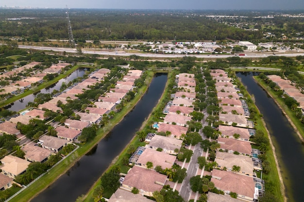 Vista de un barrio con un río en primer plano y una hilera de casas.