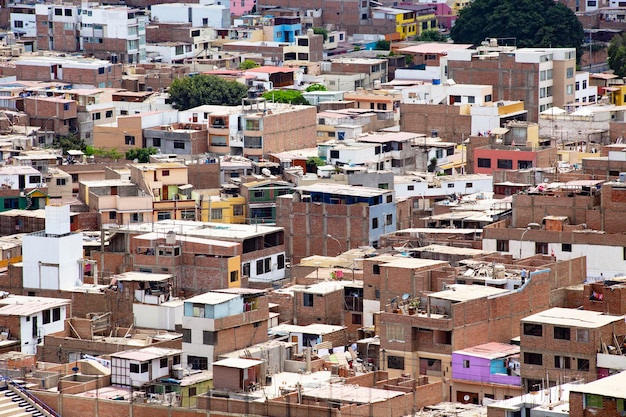 Vista de los barrios marginales de Lima desde el Monte Morro Solar, Lima, Perú.