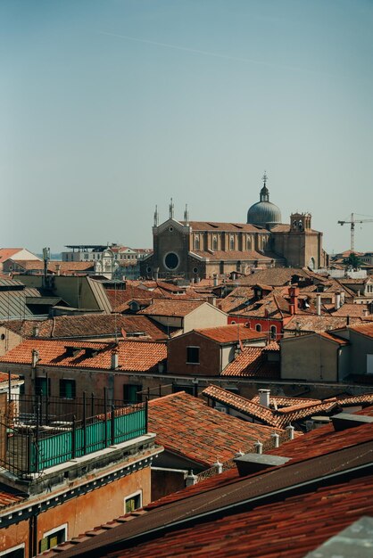 Vista de la Basílica dei Santi Giovanni e Paolo, vista desde la Iglesia San Giorgio Maggiore, Venecia, Italia - diciembre de 2021. Foto de alta calidad