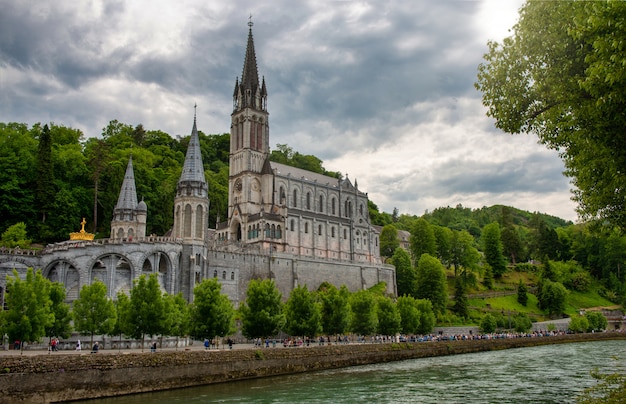 Vista de la basílica de lourdes en francia