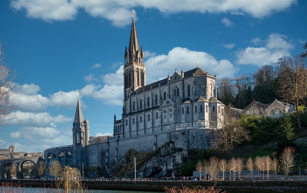 Foto vista de la basílica de lourdes en francia