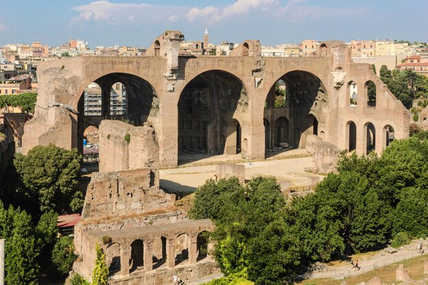 Foto vista de la basílica de maxentius desde el palatino