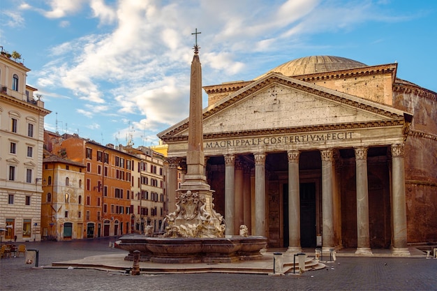 Vista de la basílica del Panteón en el centro de Roma