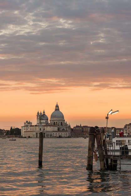 Vista de la basílica de Santa Maria della Salute en puesta de sol, Venecia, Italia