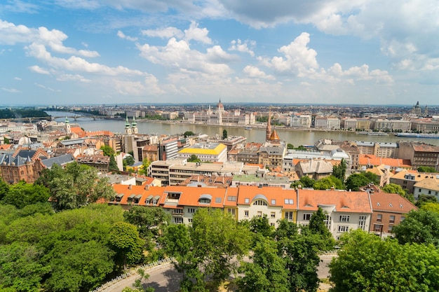 Vista desde el Bastión de los Pescadores ubicado en el corazón del Distrito del Castillo de Buda en un banco del Parlamento y Pest en BudapestHungría