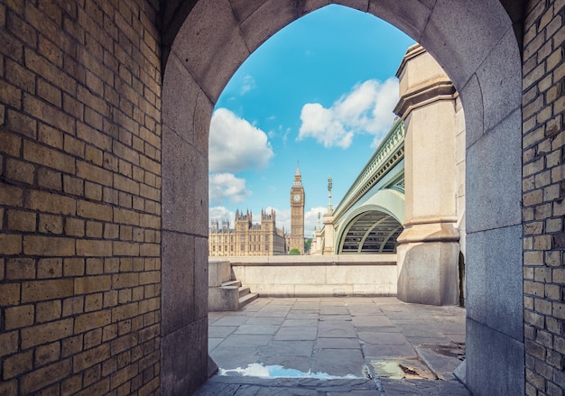 Vista del Big Ben a través del túnel peatonal en Londres, Inglaterra