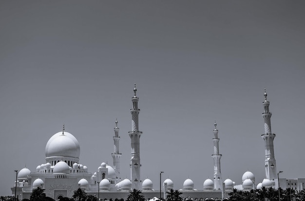 Vista en blanco y negro de la Gran Mezquita Sheikh Zayed en Abu Dhabi, Emiratos Árabes Unidos