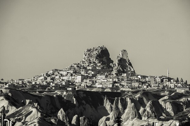 Vista en blanco y negro de Ushisar y Pigeon Valley en Capadocia