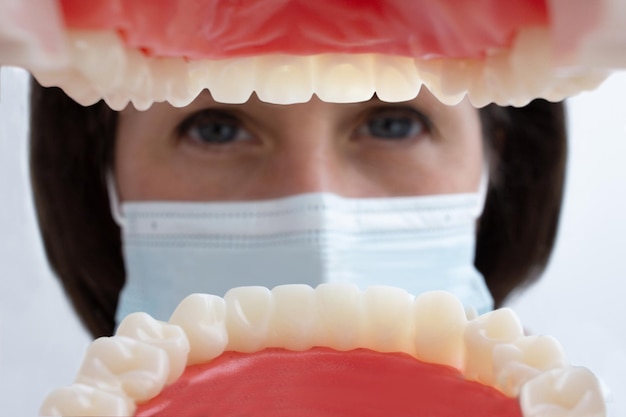 Foto vista desde la boca vista al joven dentista masculino desde la boca del paciente concepto de salud dental para el cuidado de los dientes