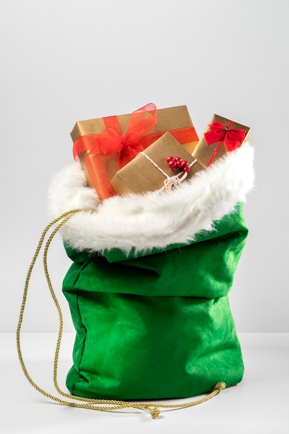 Foto vista de bolsa de santa claus con regalos envueltos