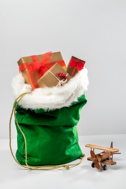 Foto vista de bolsa de santa claus con regalos envueltos