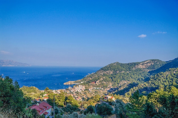 Vista bonita da baía no Mar Egeu ao largo da costa de Marmaris, Turquia.