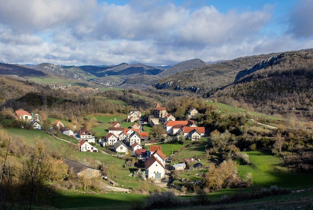 Vista de un bonito pueblo en el Pirineo Navarro Abaurrea Baja Navarra España