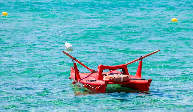 Foto vista de un bote salvavidas italiano en el mar.