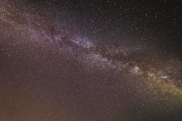 Vista brilhante da via láctea da área muito escura para design