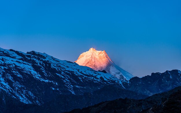 Vista brilhante do monte Mansalu durante o pôr do sol em Gorkha, Nepal.