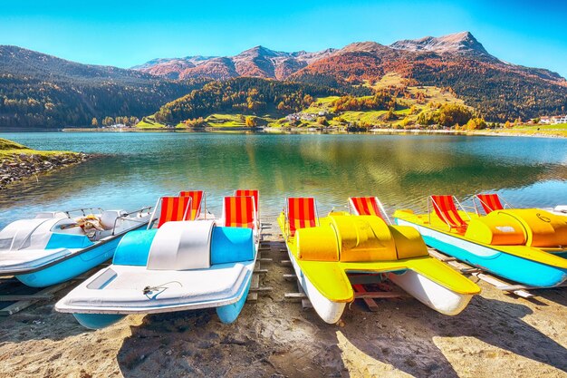 Foto vista brilhante do outono da vila de san valentino e do lago muta haidersee