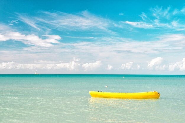 Vista brillante de la exótica y colorida playa marina de Antigua St. Johns con un corredor de olas en el agua azul y el cielo con pequeñas nubes en un clima soleado al aire libre sobre fondo natural, horizontal