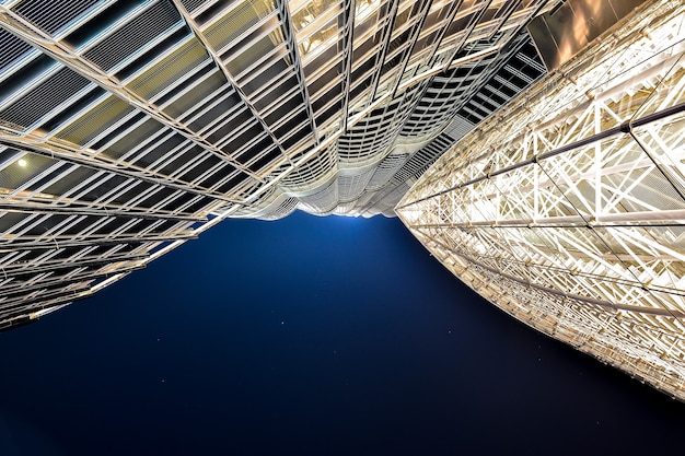 Vista del Burj Khalifa desde abajo en Dubai, Emiratos Árabes Unidos.