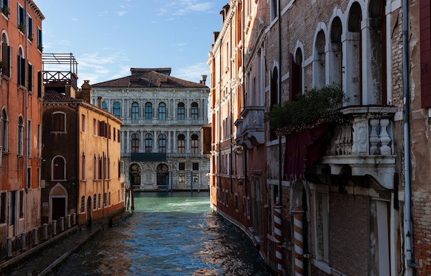 Vista del Ca Pesaro un famoso edificio histórico en Venecia en Italia