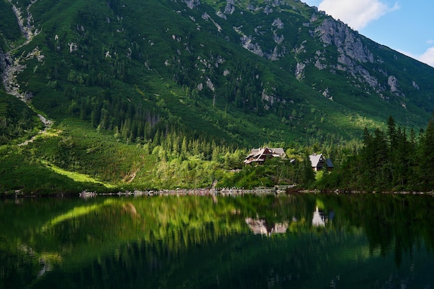 Vista de la cabaña en las montañas con bosque verde Casa para turistas en el Parque Nacional Tatra cerca de Morskie Oko o Eye Sea Lake Lugar turístico en Polonia