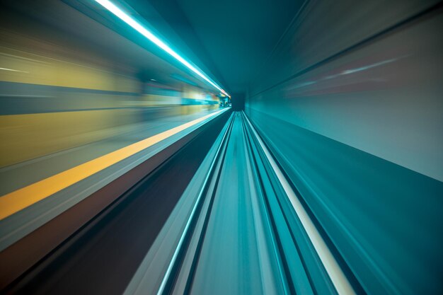 Vista de la cabina del conductor del metro de larga exposición durante el crepúsculo con colores de moda