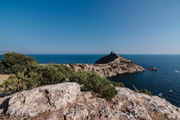 Vista del cabo Kapchik en el pueblo turístico de Novy Svet en Crimea en la costa del Mar Negro en verano