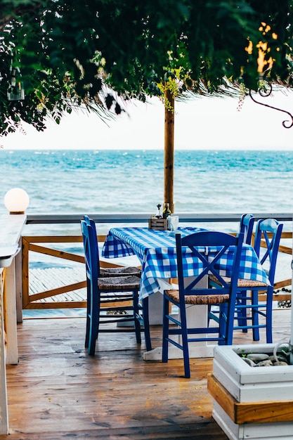 vista de un café callejero en la orilla del mar