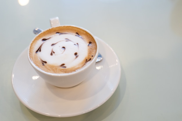 Foto vista del café con leche arte
