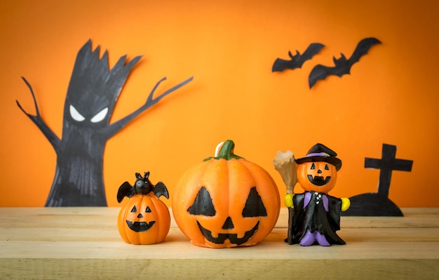 Vista de calabazas contra una pared naranja