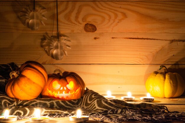 Foto vista de calabazas iluminadas en la mesa