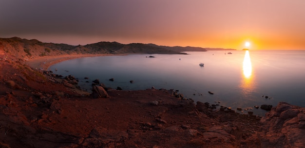 Vista desde las calas de Macarella y Macarelleta en la isla de Menorca, España.