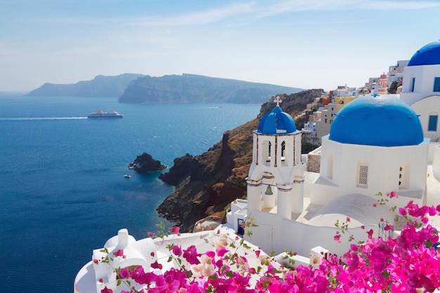 Vista de la caldera con cúpulas azules Santorini