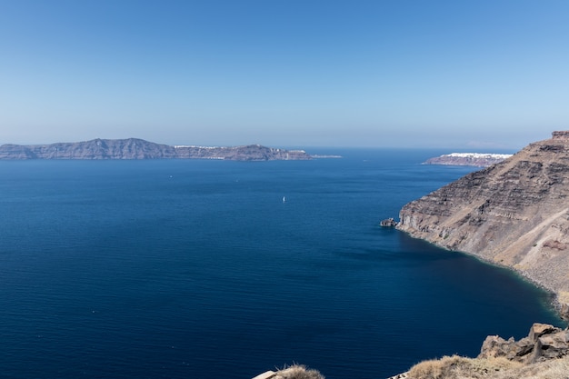 Vista de la caldera de Santorini en Grecia desde la costa