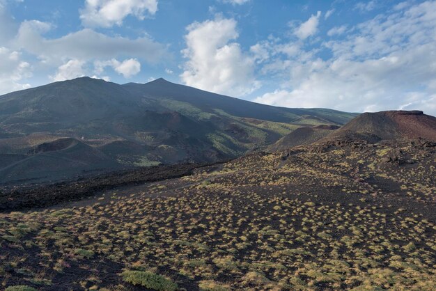 vista de la caldera del volcán etna después de la erupción