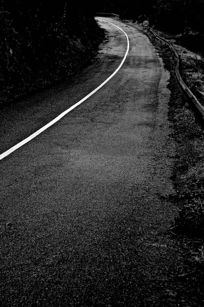 Vista de la calle al aire libre en blanco y negro