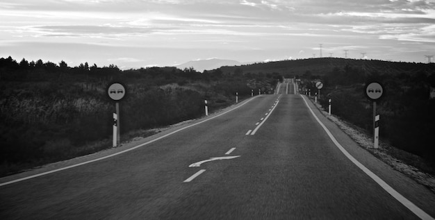 Vista de la calle al aire libre en blanco y negro