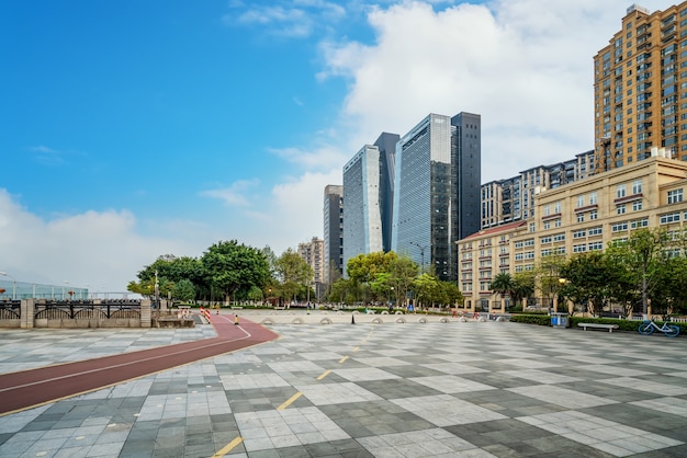 Vista de la calle al aire libre con vista a la ciudad