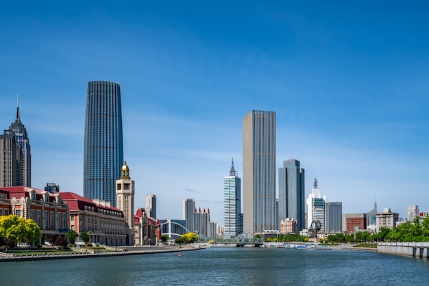 Vista de la calle de la arquitectura moderna a lo largo del río Haihe en Tianjin