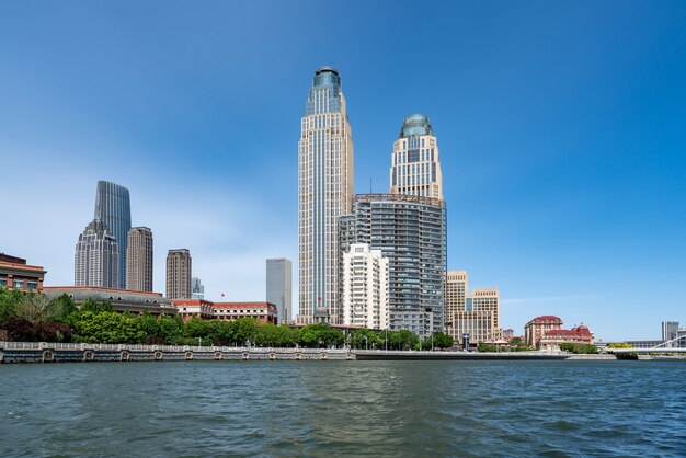 Vista de la calle de la arquitectura moderna a lo largo del río Haihe en Tianjin