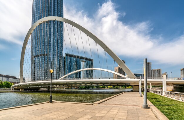 Vista de la calle de la arquitectura moderna a lo largo del río Haihe en Tianjin